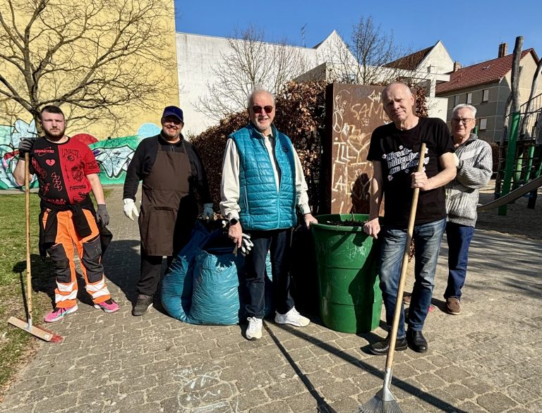 Unsere Fraktion im Einsatz „Magdeburg putzt sich 2026“ auf unserem Patenspielplatz